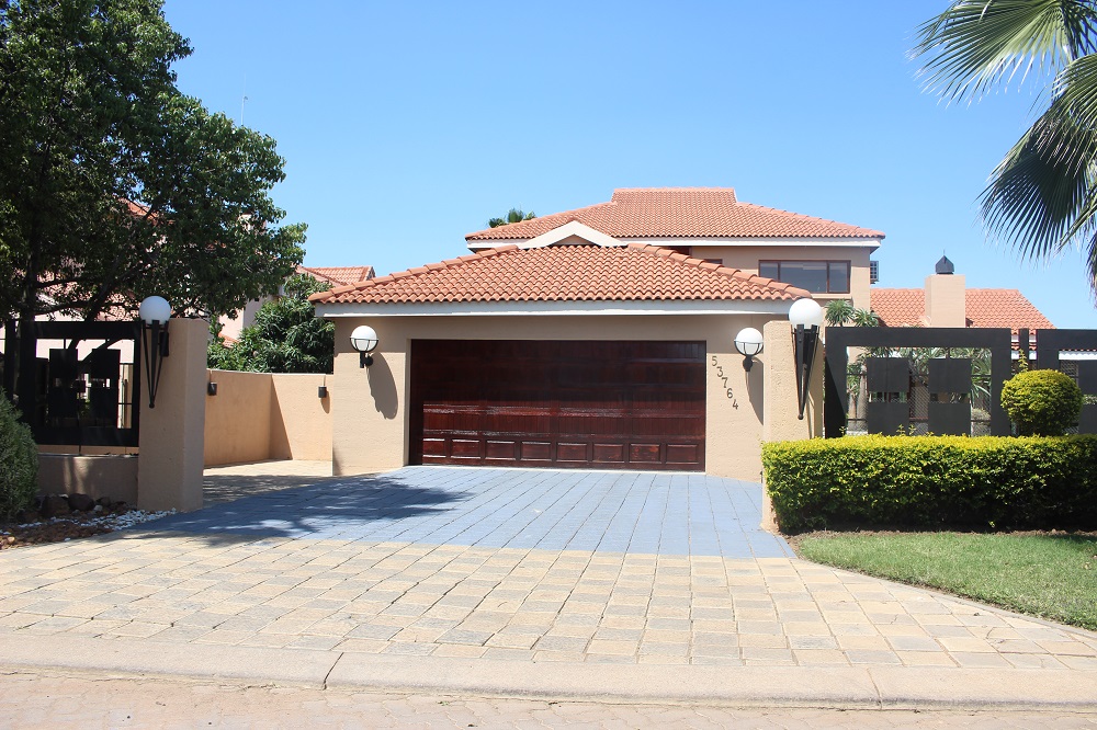 GOLF ESTATE MANSION 0772 - Find Real Estate in Botswana