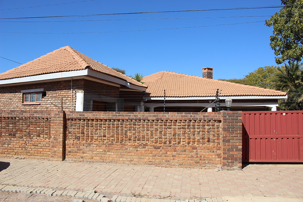 5 BEDS MANSION TLOKWENG Buy 0920 - Find Real Estate in Botswana