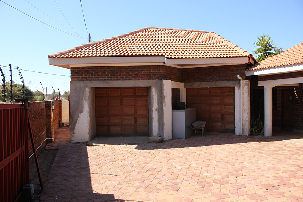 5 BEDS MANSION TLOKWENG Buy 0920 - Find Real Estate in Botswana